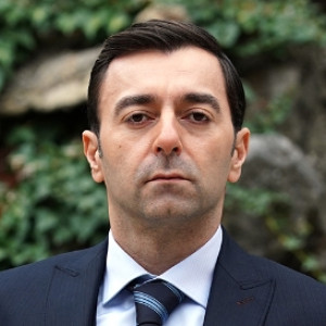 Актер Джем Услу