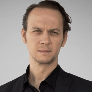 Актер Онер Эркя